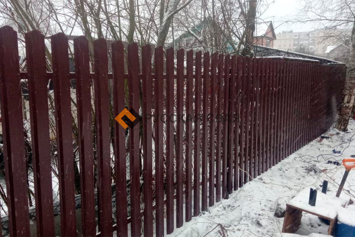 Забор из металлического штакетника во Всеволожске от компании Русская Свая