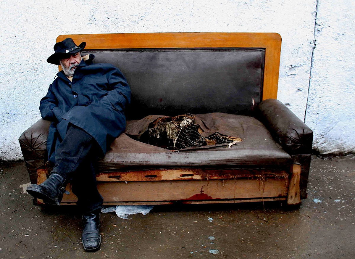 КОГДА ТВОЙ СОСЕД УЛЕТЕЛ В КОСМОС. Идея Вячеслав Ахунов, фото Марины Богатырёвой. 2010.