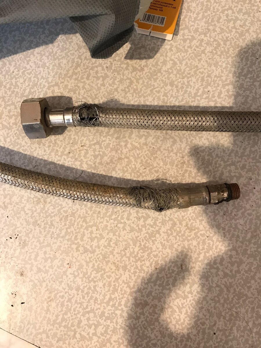 Вот такая гибкая подводка стала причиной потопа