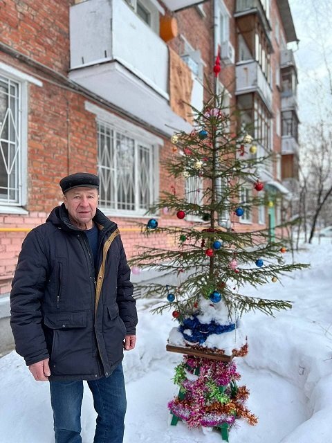 Виктор Вовк в своем дворе. Фото: СВАО.Today