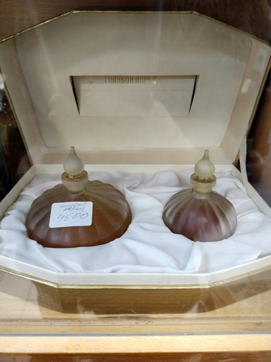 Духи наших мам и бабушек.  Все фото автора.