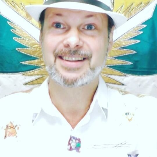   Смех это мощный естественный, заложенный в нас природой механизм гармонизации и оздоровления тела и души. В процессе спонтанного смеха в организме человека задействуются 80 групп мышц.
Двигаются плечи, вибрируют диафрагмы массируя внутренние органы, расслабляются мышцы спины шеи, таза. Смех снижает уровень холестерина, нормализует давление крови, насыщает кровь кислородом, помогает очищению организма от токсинов, укрепляет иммунитет.
Во время естественного смеха вырабатываются гормоны счастья эндорфины. Мы ощущаем удовольствие и радость, бодрость, увеличение жизненных сил, раскрепощение и освобождение о т стереотипов. Обретаем более чистый взгляд, на мир, который помогает нам быть более уверенными в себе, более спокойными, свободными, красивыми, креативными и способными радовать себя и окружающих.
Здравствуйте!
Меня зовут Ладомир и почти 25 лет я занимаюсь развитием «Йоги Просветления».
И ещё я международный инструктор по «Йоге Смеха».
Хочу поделится с вами этим моим смешным опытом)) и способами оздоровления и самосовершенствования с помощью самой человеческой супер способности, с помощью смеха.
Мы живём в смешные времена! Все пугают всех! Кто-то боится вирусов кто-то прививок, кто-то осуждает руководство, а кто-то тех, кто его критикует. В результате! И те, и другие живут в страхе и недовольстве, в депрессии и апатии. А это то самое состояние души на котором так легко паразитировать любым вирусам, как биологическим, так и информационным.
Но СМЕХ является естественной панацеей от страха и недовольства.
Поэтому СмехоПрактики - это то что нам может помочь.
А основанием нам послужат…
Смехотерапия – придумана и разработана Норманом Казинсом (человеком, рассмешившим смерть). Он открыл и исследовал феномен целительного воздействие смеха на организм живого человека.
Йога Смеха или Хасья Йога – разработана индийским доктором Маданом Катарья. Главным его открытием на мой взгляд было то что, даже симуляция смеха производит в организме тот же оздоровительный эффект.
Йога Просветления – автор направления Татьяна Аркадьевна Беиджарз. У неё я и учусь уже более 25 лет. «Йога Просветления» это гармонический синтез древних и современных знаний о развитии Души и Духа. Из Йоги Просветления мы возьмём идею о Единстве Мироздания. Всё что существует и происходит, всё это часть Единого Развивающегося Мироздания. А значит нет плохого и хорошего, нужного и не нужного. И значит ненужно бегать за удовольствиями и убегать от неприятностей. Нужно остановиться и посмеяться и над тем и над другим.
Этим мы с вами и будем заниматься.
Будут только практики, потому-то мы формируем привычку смеяться. Тренируем наши мышцы, наши лёгкие и сердце. Приучаем наше сознание к правильной реакции. И меняем наше мировоззрение на целостное. Вернее, делаем это всё одновременно, формируя устойчивый рефлекс смеяться по любому поводу.
