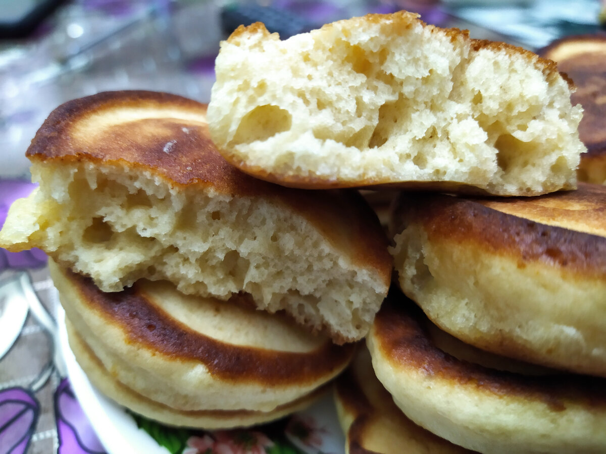 Постаралась вот так показать, какие оладьи воздушные и пышные.