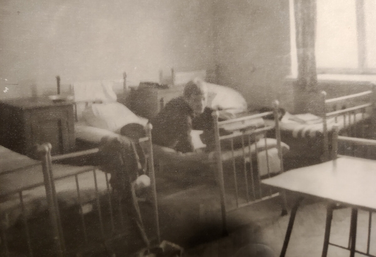 Кубрик на 8 лиц. 1-й экипаж, третий этаж. Мишка фотографировал, его койка в углу, под форточкой. Под нами медсанчасть. и ОРСО.