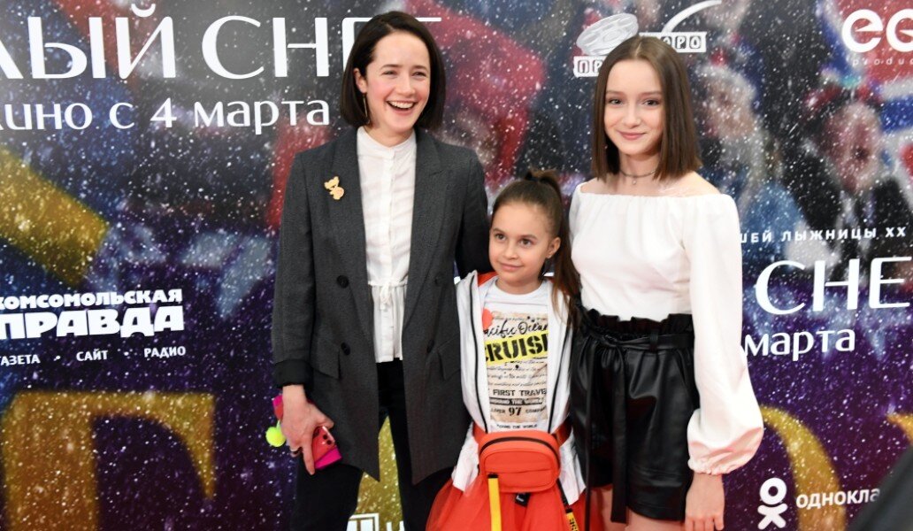 Актрисы Ольга Лерман, Ангелина Вяльбе и Полина Ватага (слева направо) перед началом премьерного показа фильма режиссера Николая Хомерики «Белый снег». Фото: Сергей Пятаков/ РИА Новости