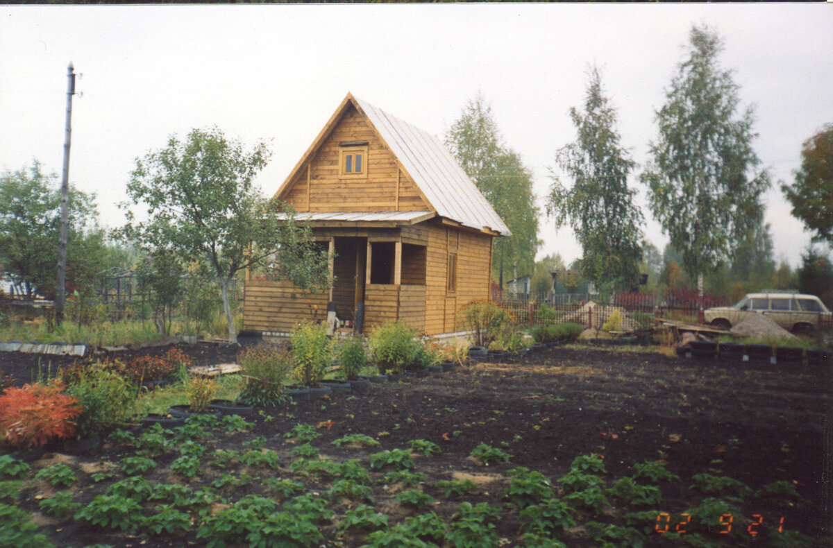 Моя бывшая дача 2002г. В процессе обшивки стен.