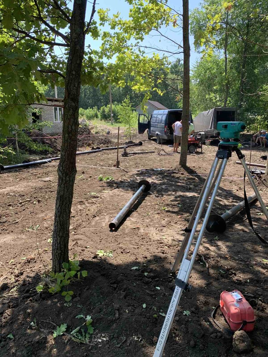 Тут уже приехали ставить фундамент. К этому моменту его почистили от зарослей и подсыпали грунта.