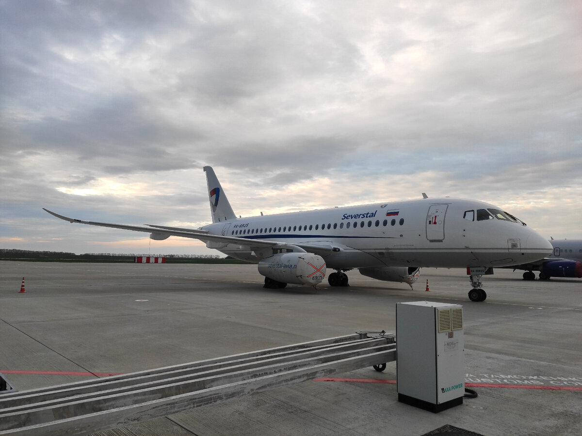 Самолет SSJ-100