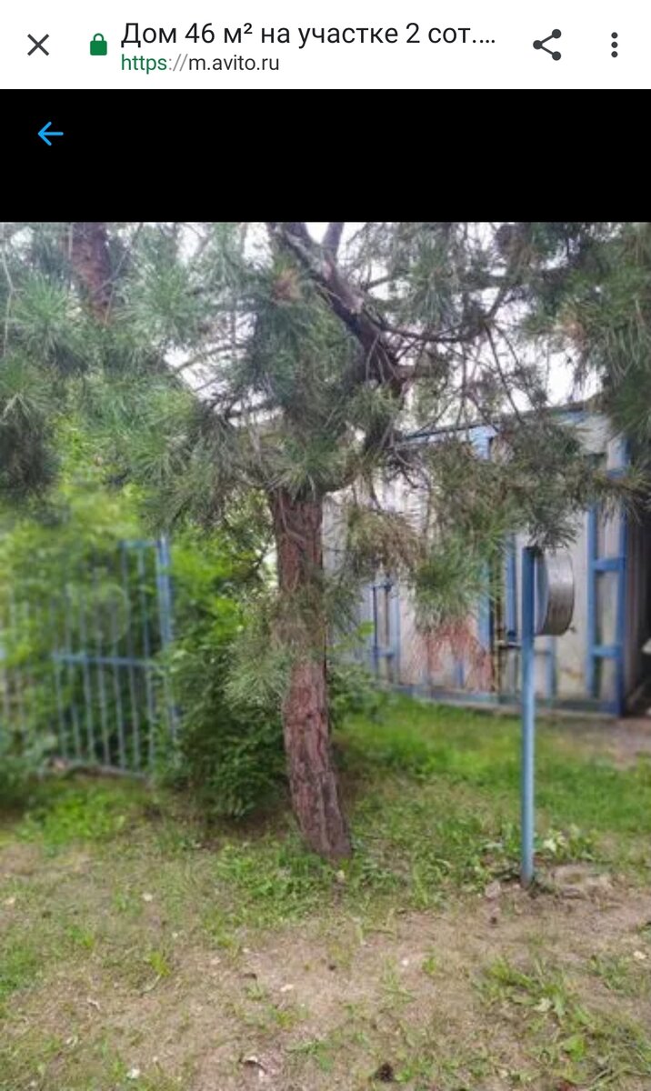 Есть хозяйственный контейнер. Как раз справа от него парковочное место