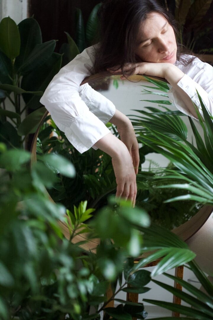 Заглянули к Тане в её оранжерею. Друзья, это просто вау! Растения обнимают дом изнутри, и так это красиво и вдохновляюще. Таня поделилась своим мироощущением и тем, как случилась ее любовь к растениям.