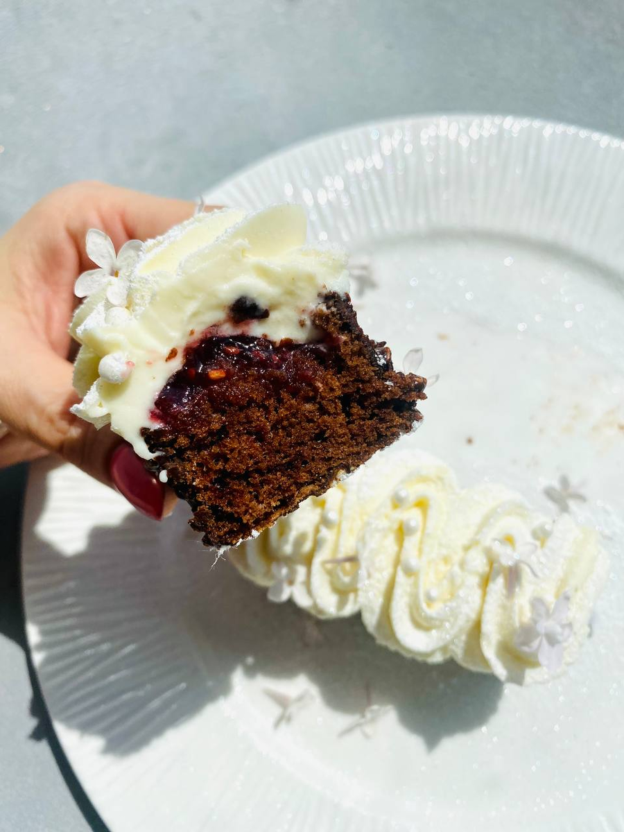 Десерт с эфирным маслом лаванды и малиновым конфи