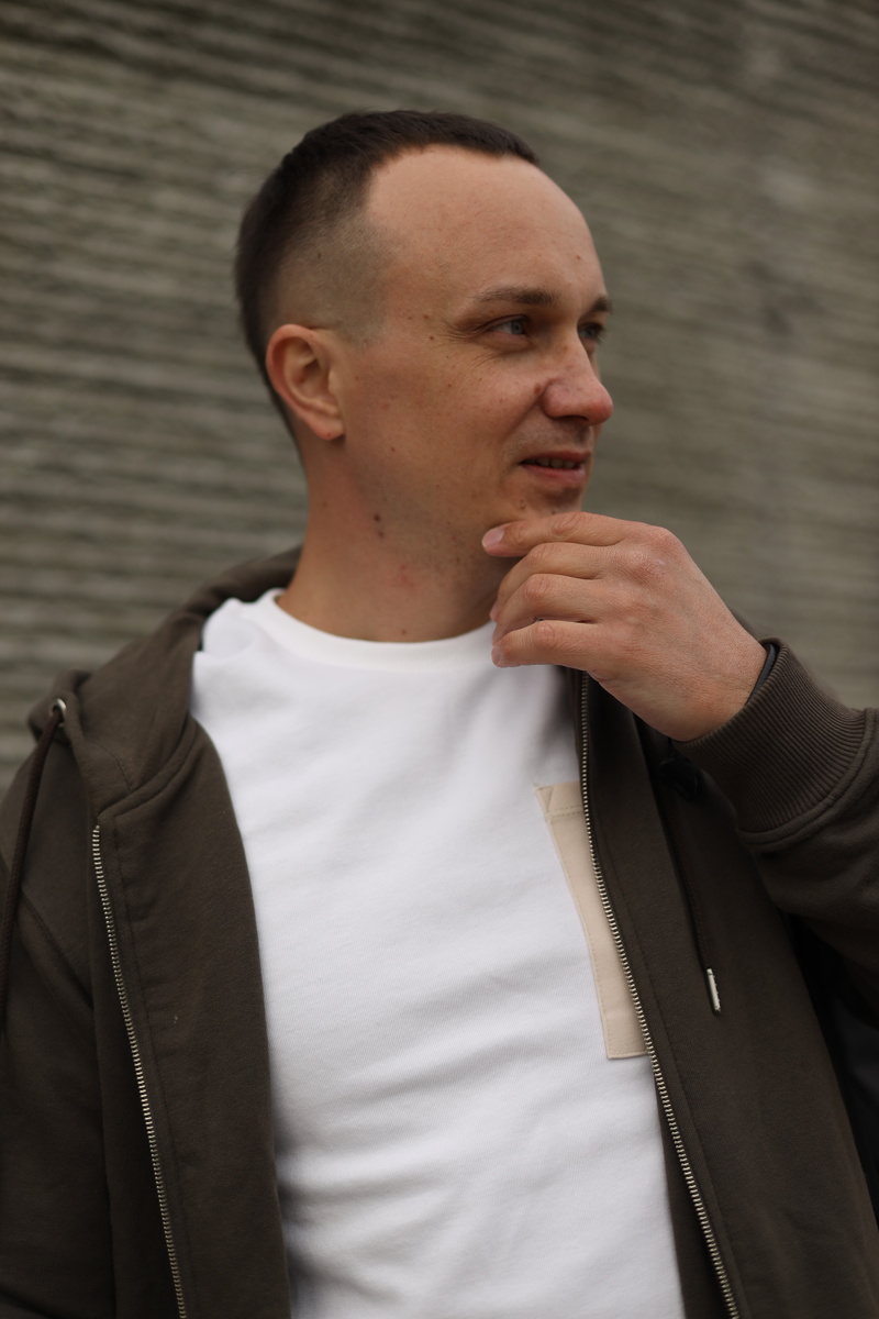  Зачастую мы пытаемся перенести свои цели и ценности на партнера, иногда не осознанно, иногда осознанно, сути дела не меняет. Ключевое слово «пытаемся». Потому что пока человек сам не примет эти цели и ценности они для него будут чужеродными пришедшими из внешнего мира, а не зародившиеся в его собственном. И энергия с которой он двигается к этим целям совсем другая, она не идет одним мощным потоком в цель, а как душ расщепляется на множество струек, которые во много раз меньше по мощности. А некоторые еще льют в противоположную сторону, вот и получается, что до цели человек не дойдет или дойдет когда-нибудь, потому что это не его цель, а ваша. В этом нет ничего плохого, просто не стоит ожидать, что все получится так как хотите только вы. Есть еще целый большой богатый внутренний мир вашего партнера у которого важно спросить, как он видит ваше взаимодействие друг с другом. Если партнеры искренние друг с другом, то получится узнать истинные мотивы каждого, но если хотя бы один чего-то боится, то вполне может скрывать и не только от вас, а от себя самого, то что он действительно хочет.  Как быть? 
Как действовать? 
Самое лучшее это проговорить друг другу свои желания, планы, цели и найти точки соприкосновения, которые устроят обоих. Во втором зачастую придется действовать одному(ой) и принимать решения за себя. Главное не идти против себя и не становится душем вместо мощного потока. Какое бы решение вы не приняли, оно всегда будет верным, потому что мы каждый миг делаем наилучший выбор для себя🌟 
Будьте лучше🙌 
С любовью к каждому, ваш АВ❤️
#мотивация #жизнь #жизненно #философия #рассуждения #отношения #коуч #принятие #принятиесебя #любовь