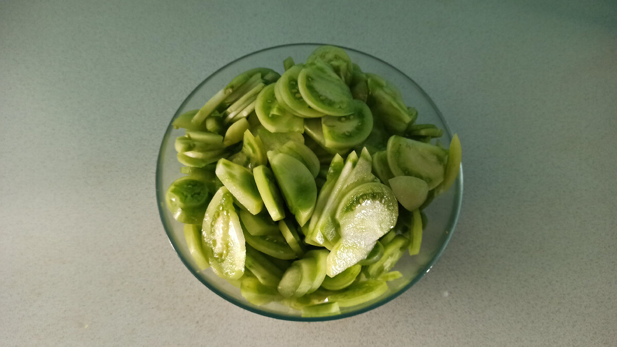 Помидоры, нарезанные дольками