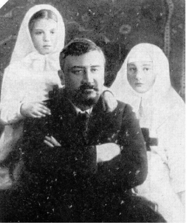 Куприн и его дочери Ксения и Лида. 1914 год.