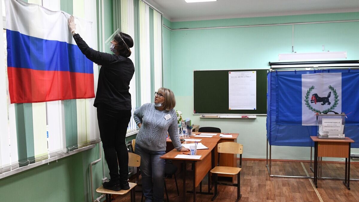    Подготовка избирательного участка к досрочному голосованию на выборах губернатора Иркутской области© РИА Новости / Александр Кряжев