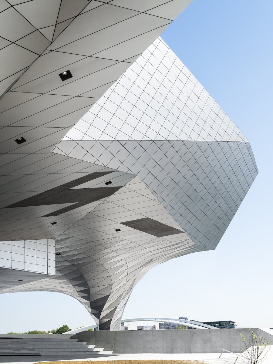 Musee des Confluences в Лионе, ещё одно здание Coop Himmelb(l)au, границы между колонной, перекрытием и стенами размыты