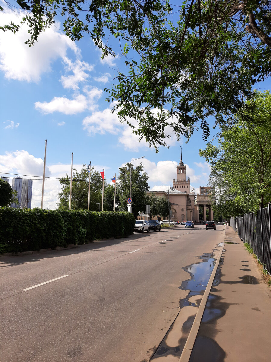 Вид с Беговой аллеи на здание Беговой беседки