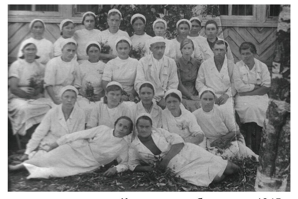     Коллектив Зейской больницы в 1945 году. В центре Борис Смирнов. Фото: Краеведческий музей города Зеи
