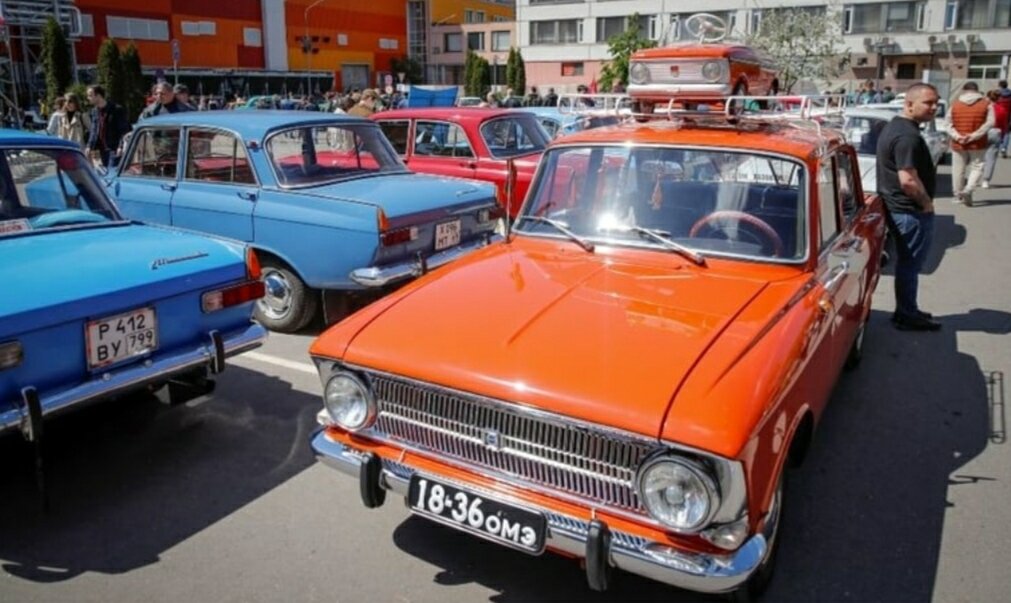 Автомобили «Москвич» советских времен на сходке в Москве.