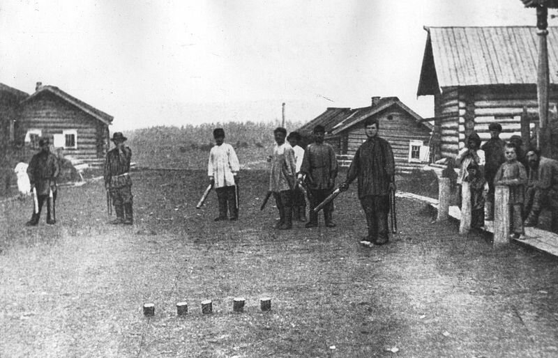 Игра в городки в д. Каменка Енисейской губернии, начало XX века/ © rus-biography.ru