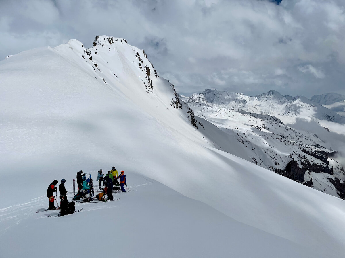 Готовим снарягу перед спуском. Район Эльбруса. 
