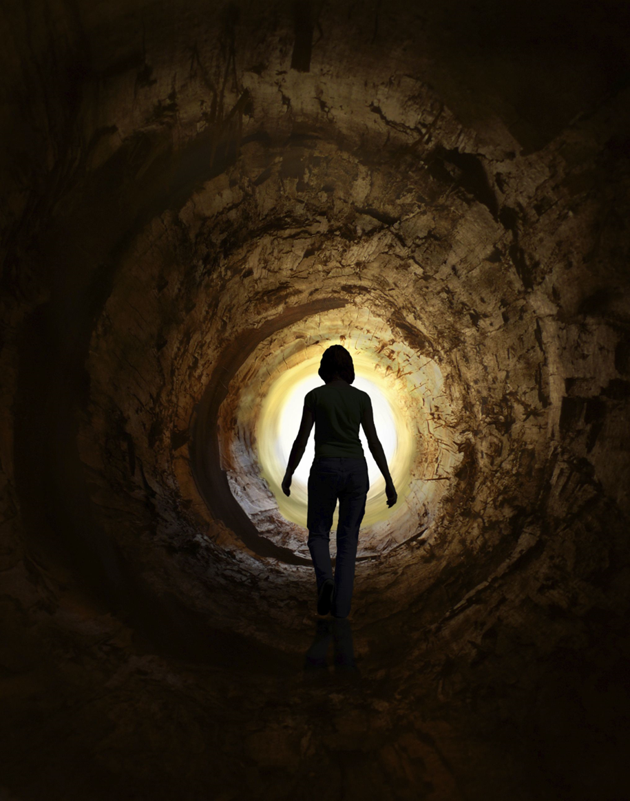 Я вижу свет в конце тоннеля. Силуэт девушки в конце тоннеля. Оптимист видит свет в конце тоннеля а пессимист. Свет в конце тоннеля. Свет в тоннеле.