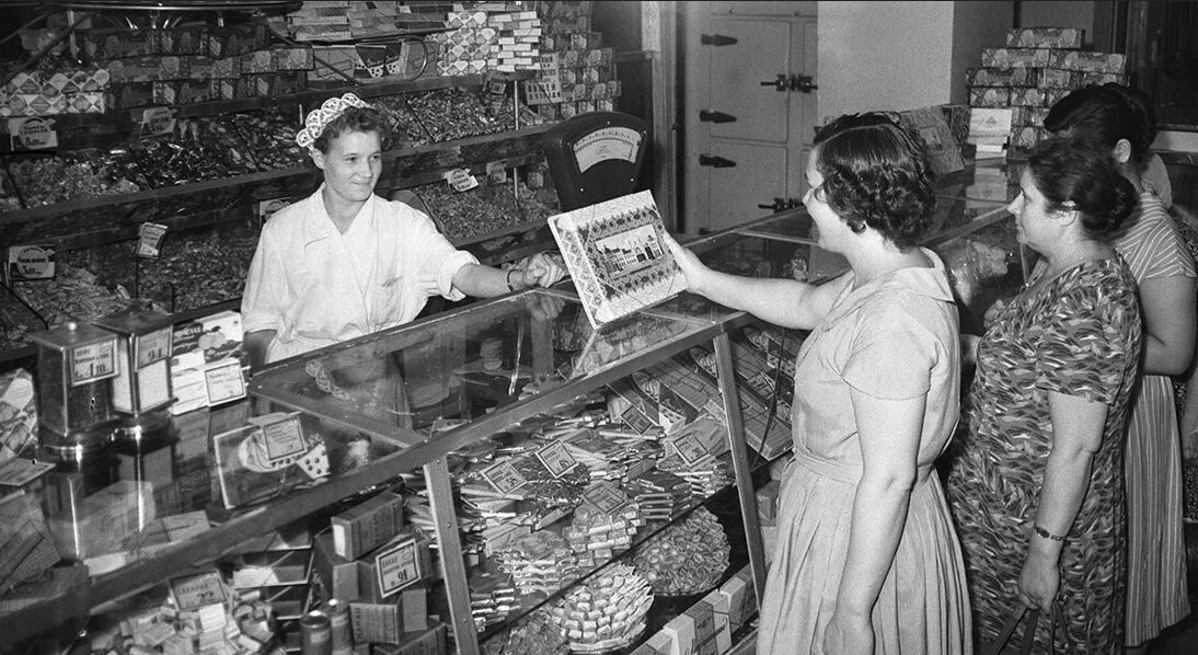 В советском магазине. Источник фото: bangkokbook.ru/galereya/sovetskij-magazin-v-moskve-83-foto.html