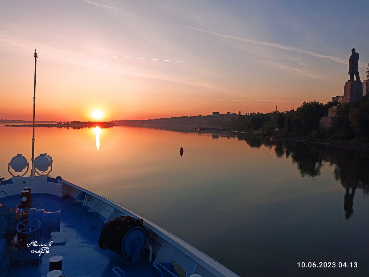 Рассвет на Волге в Волгограде с борта теплохода. 