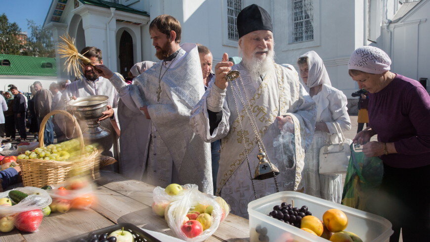 Яблочный спас в церкви