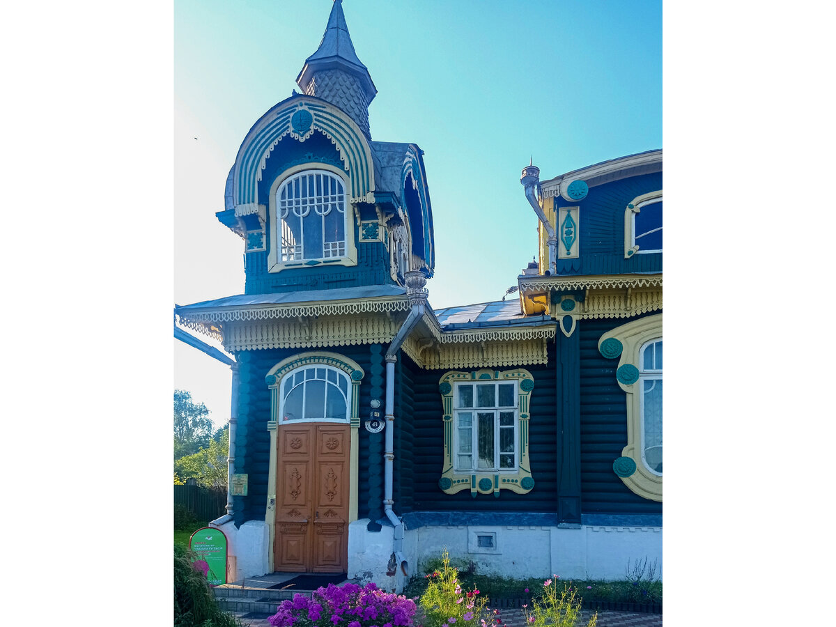 Внизу – каменная хозяйственная подклеть, затем – жилое пространство (тот самый один этаж, остальное не в счет), а наверху – мезонин