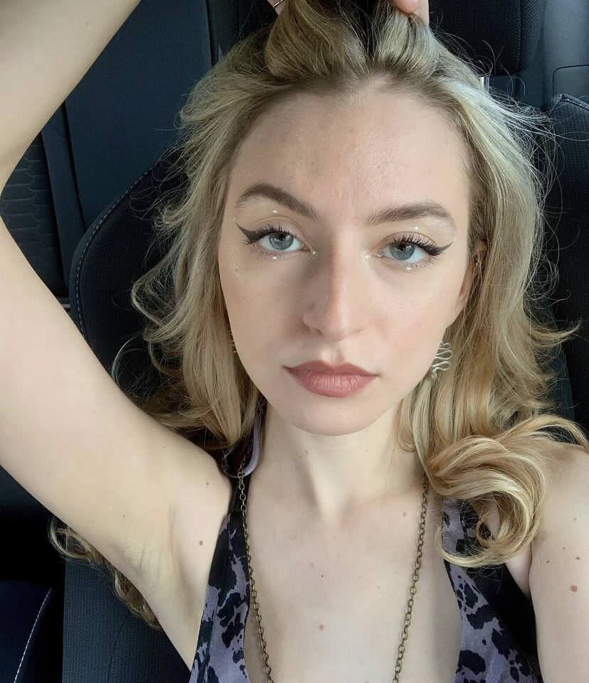 В колготках с большими дырами и гитарой на плече. Дочь Анжелики Варум из милой кудрявой девчушки перевоплотилась в рокершу