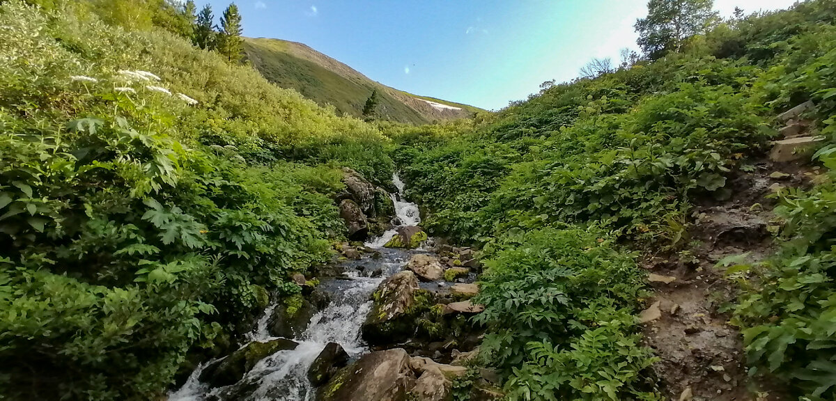 Одна из туристок, уже в возрасте, видимо так устала, что на вопрос "Где здесь водопад" указала на ручей и резко ответила: Да вот он! Видимо, чтоб ее спутники не загорелись желанием пойти за нами)))