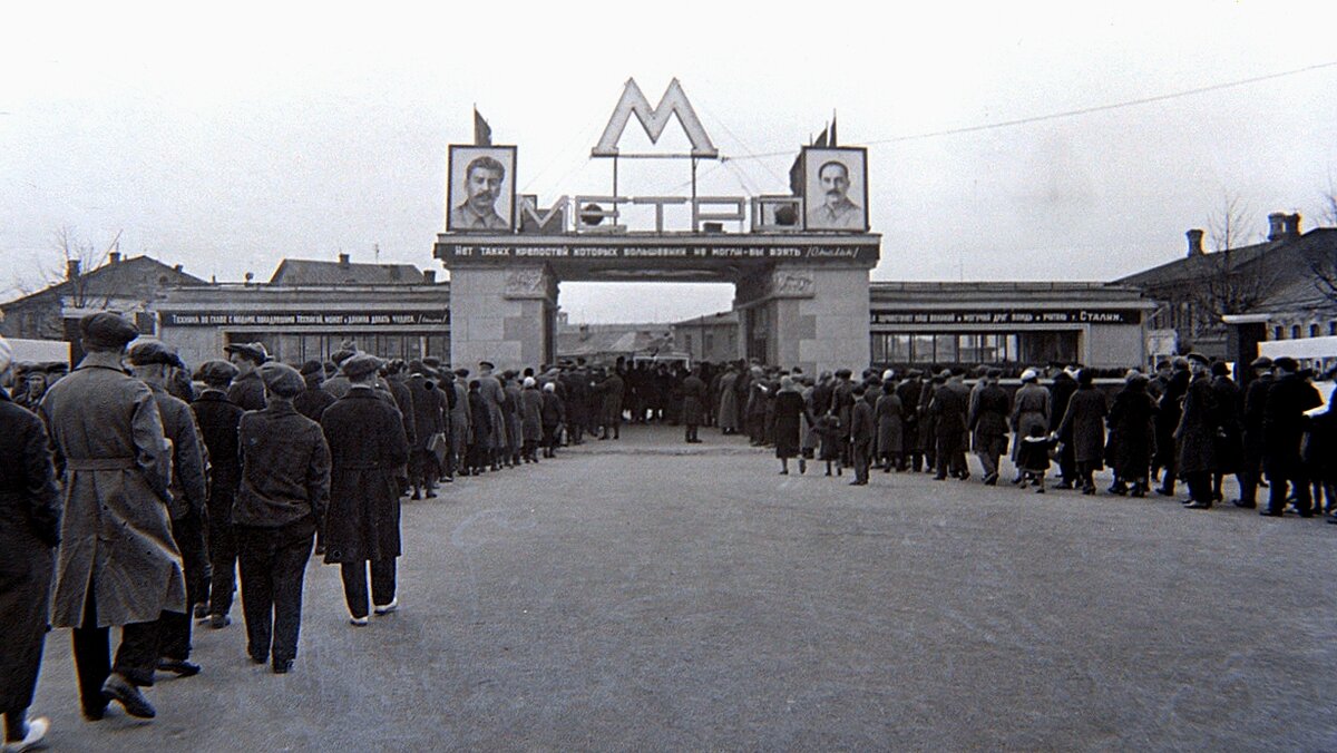 Очередь к станции метро Сокольники. 1936 год.