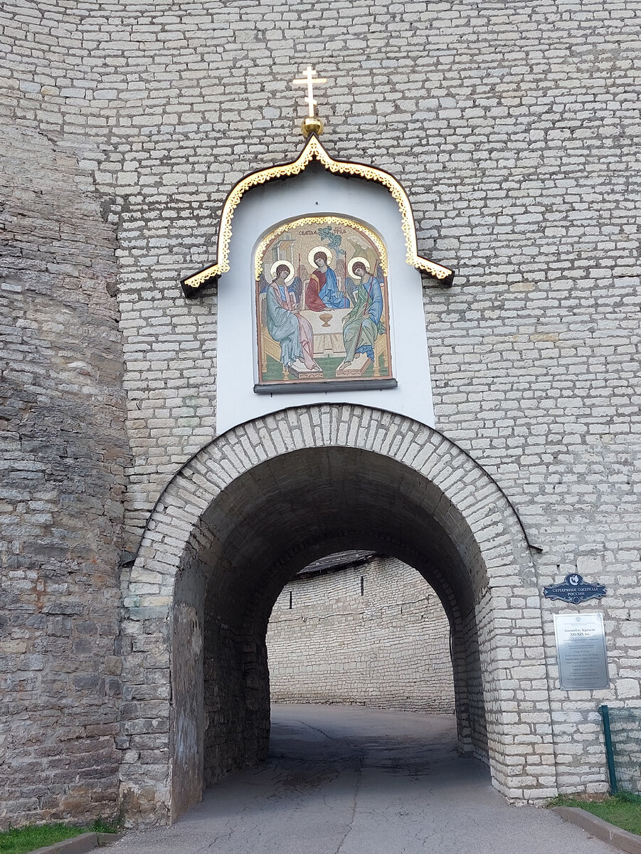 Троицкие ворота Крома, через них можно попасть внутрь Кремля