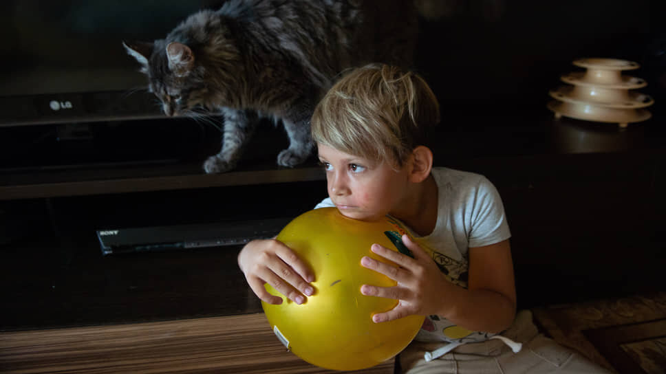 Фото: Надежда Храмова / Коммерсантъ📷Даня — терпеливый парень, стоически и без нытья переносит многочисленные переломы и боль