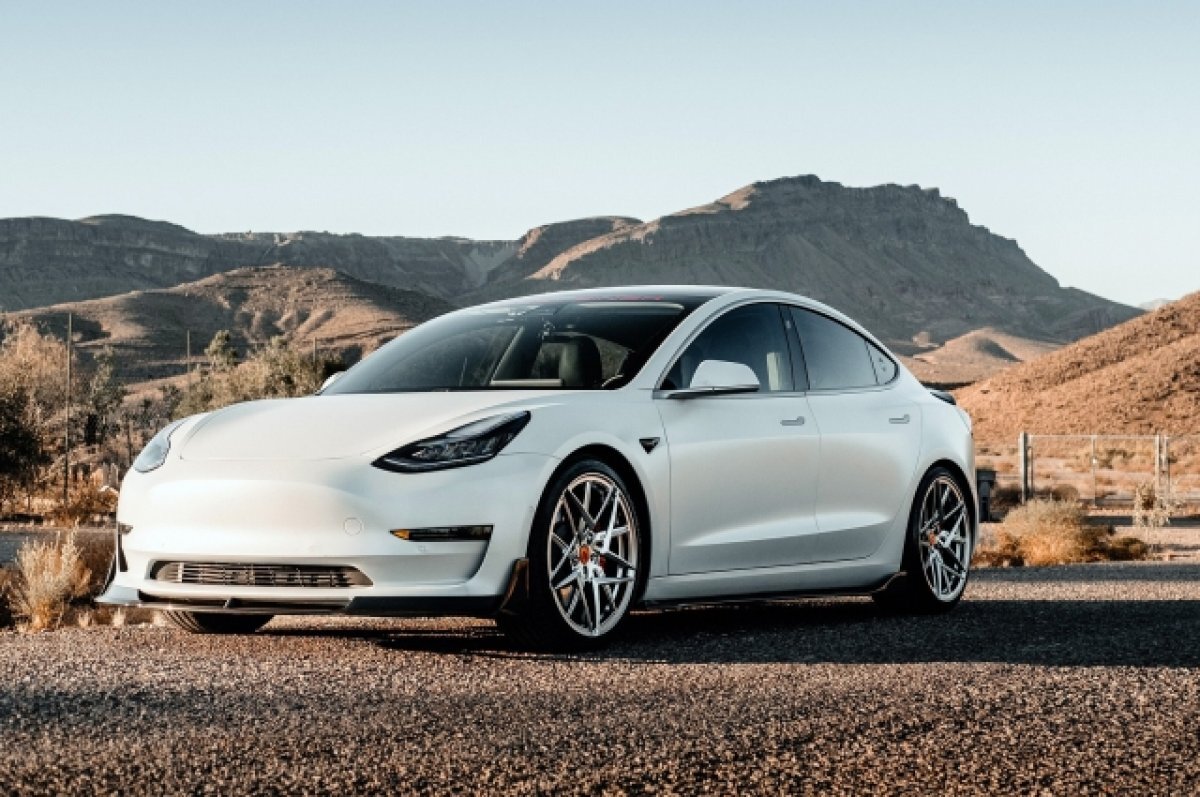   Водитель Tesla и пассажир попали в больницу после ДТП в Ижевске