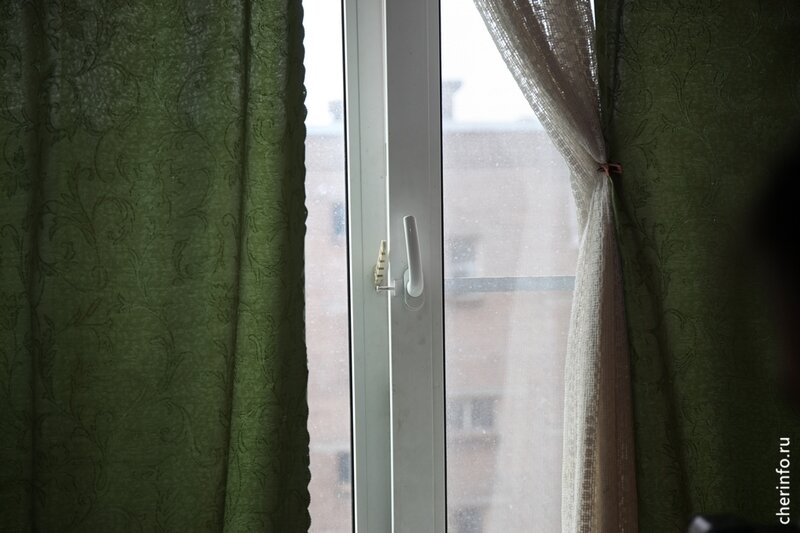    Происшествие случилось еще 1 сентября в 14:38 на Сталеваров, 78. Четырехлетний мальчик стоял на карнизе окна на пятом этаже.