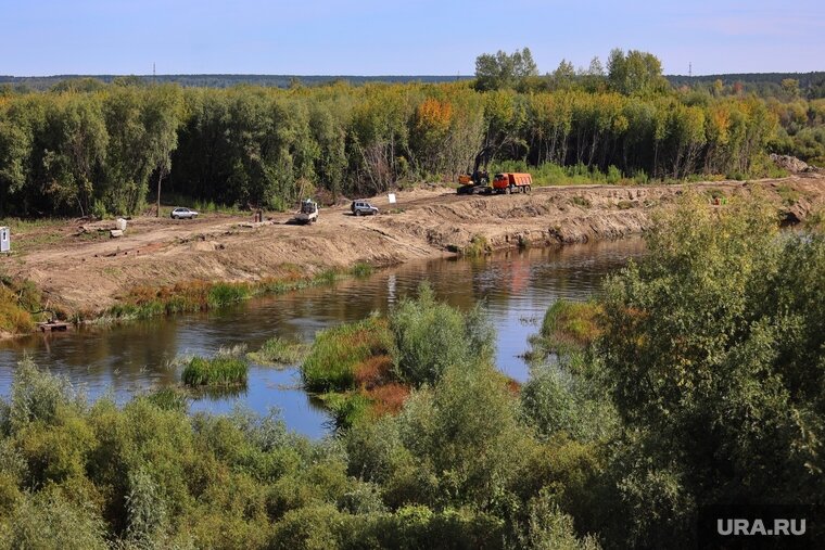    Работы ведутся рядом с Омским мостом
