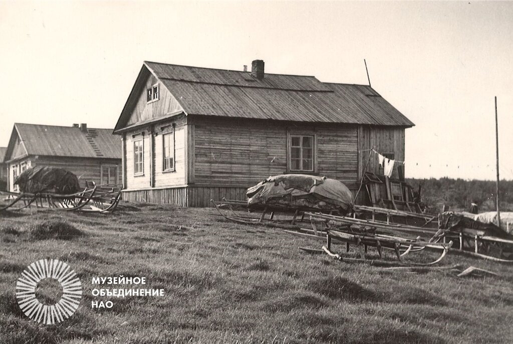 Дома колхозников в п. Харута. 1950-1960-е гг. Фото Кузакова К.Г. Из фондов Музейного объединения НАО