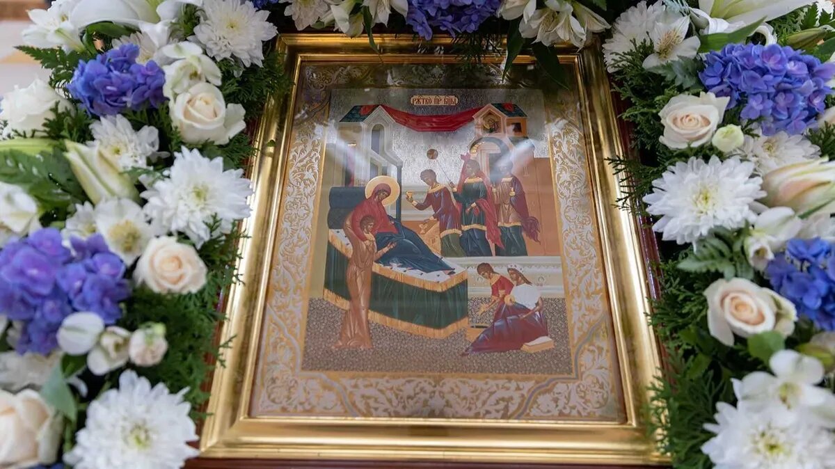 Икона Рождества Богородицы на праздничном аналое. Фото: mitropolia-simbirsk.ru