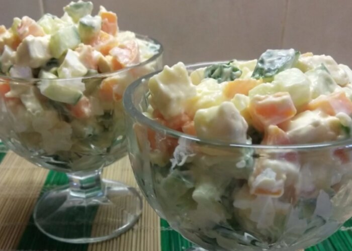 Салат коктейль с ветчиной и сыром классический.  Простой и вкусный салат смотрится красиво. Его можно подать на праздничный стол и не только.-3