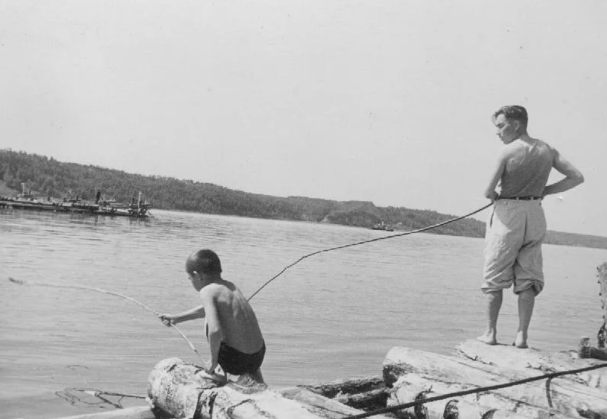 Первые рыбный. Рыбалка в старину. Советские рыбаки с удочками. Советские дети рыболовы. Старая рыбалка.