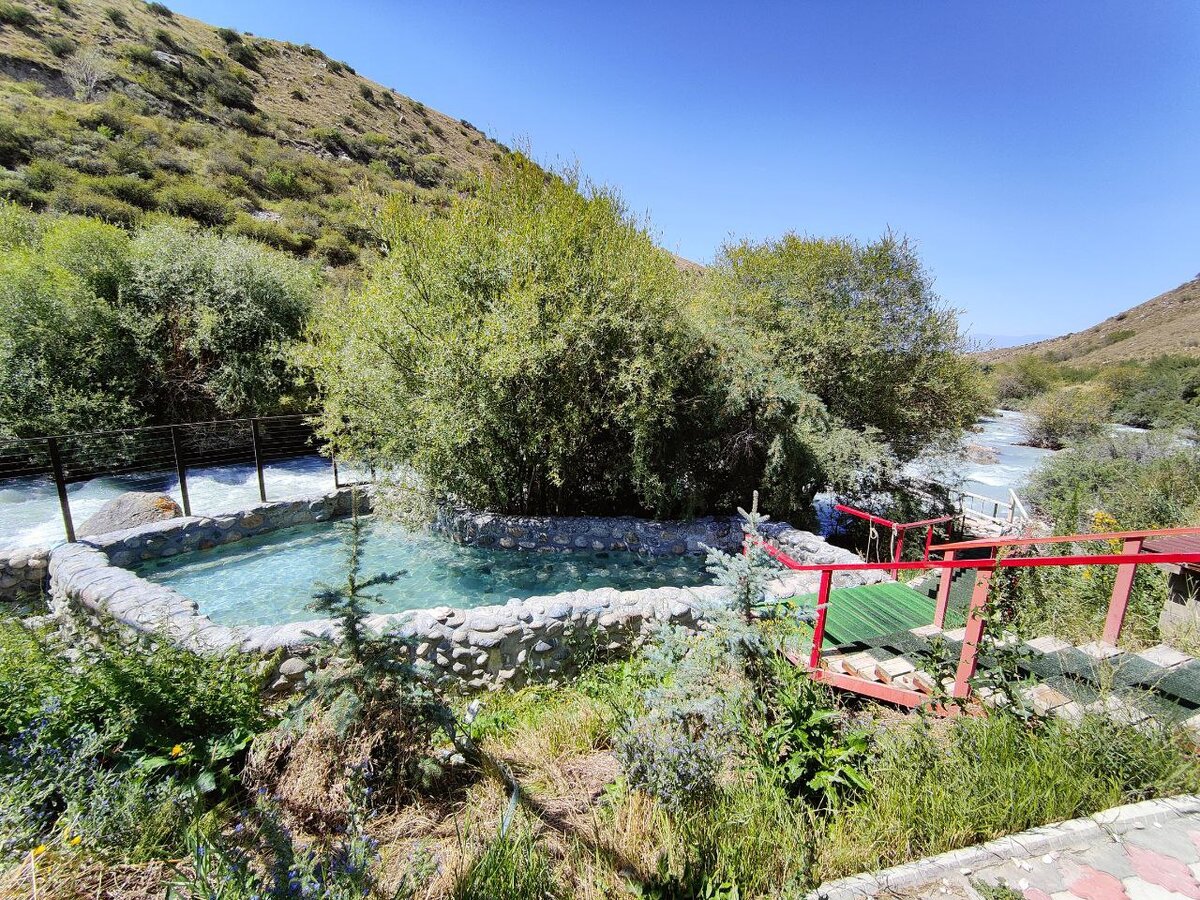 Частные, термальные, природные источники в ущелье с. Ак Суу (быв. Теплоключенка).