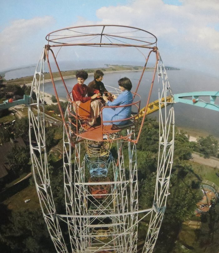 Почему старые фотоальбомы обладают особой магией? Наверное, потому что они работают по принципу машины времени.