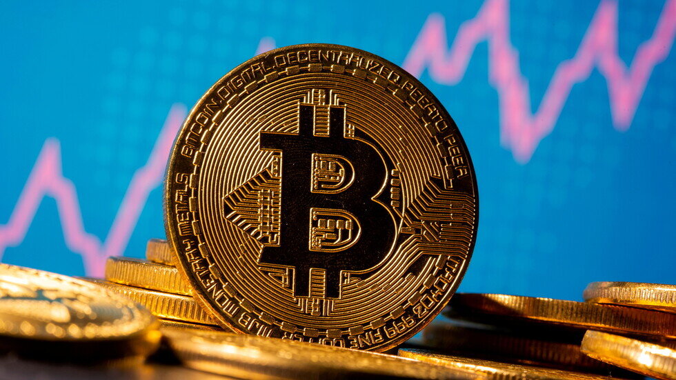 Биткойн: новый путь к финансовой свободе

Биткойн, цифровая криптовалюта, стала одной из самых обсуждаемых тем в мире финансов за последние несколько лет. Созданный анонимным разработчиком или группой разработчиков под псевдонимом Сатоши Накамото в 2009 году, биткойн предлагает альтернативную систему платежей, которая основана на технологии блокчейн.

Одной из самых выдающихся особенностей биткойна является его децентрализованность. Биткойн не контролируется ни одним правительством, финансовым институтом или компанией. Вместо этого, сеть биткойна управляется самими пользователями, которые используют мощность своих компьютеров для подтверждения и обработки транзакций. Это означает, что никто не может вмешиваться в платежи и никто не может заблокировать счет пользователя.

Еще одним преимуществом биткойна является его анонимность. Пользователи биткойна могут отправлять и получать платежи без раскрытия своей личной информации. Все транзакции записываются в блокчейн, но никакая личная информация не связана с этими транзакциями. Это делает биткойн особенно популярным среди тех, кто стремится сохранить свою финансовую приватность.

Некоторые люди видят в биткойне больше, чем просто альтернативную систему платежей. Они видят его как средство борьбы с инфляцией и контролем правительств. Так как количество биткойнов ограничено и не может быть увеличено без согласия большинства пользователей, инфляция не представляет угрозы для этой криптовалюты. Биткойн также предлагает людям, живущим в странах с авторитарными правительствами или экономическими кризисами, возможность сохранять и перемещать свои средства без ограничений.

Однако, биткойн также имеет свои недостатки. Биткойн-сеть по-прежнему сталкивается с проблемами масштабируемости, что означает, что количество транзакций, которые могут быть обработаны за определенное время, ограничено. Это может привести к высоким комиссиям за транзакции и задержкам в обработке.

Кроме того, биткойн до сих пор имеет ограниченное принятие в магазинах и компаниях по всему миру. В то же время, количество мест, где можно использовать биткойн, постепенно растет, но все еще является недостаточным для полноценной альтернативы традиционным системам платежей.

Биткойн представляет собой уникальную возможность для финансовой свободы и приватности. Он изменил способ, которым мы думаем о деньгах и платежах. Однако, прежде чем вовлекаться в криптовалюты, необходимо хорошо изучить их особенности и риски. Биткойн все еще находится в стадии развития, и его будущее остается неопределенным.