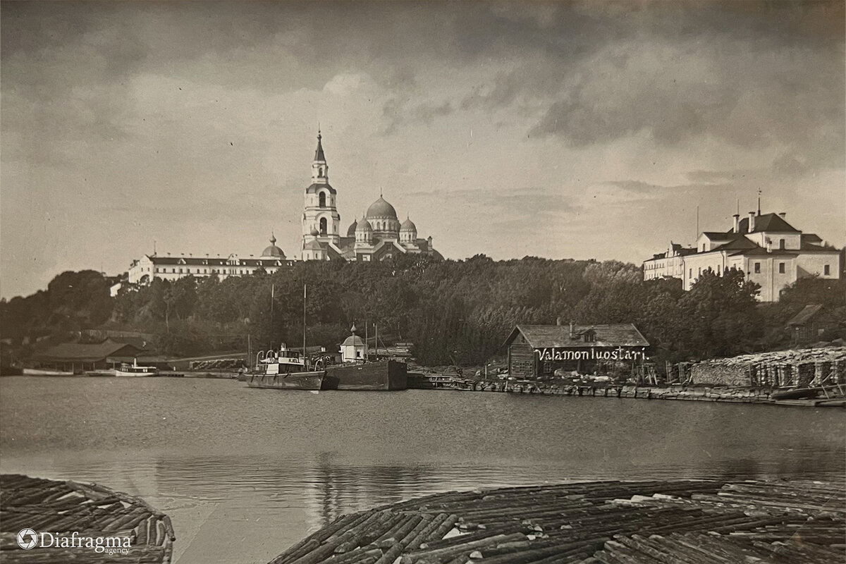 Рядом с большой баржей можно увидеть буксир «KJELL».