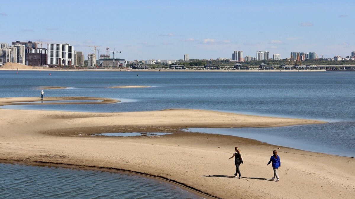     Все лето казанцы с ужасом смотрят на свои реки. Точнее на то, что от них осталось. Теперь горожанам доступны прогулки по тем местам, куда раньше не ступала нога человека, но цена оказалась слишком высокой. Все бьют тревогу, однако республику будто никто не слышит. Подробности — в материале Inkazan.