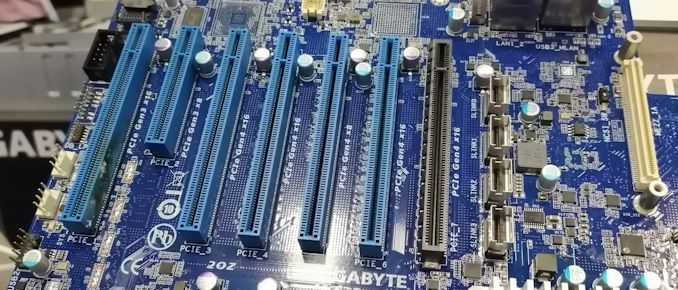 Первые фото PCI-E Gen 4 уже гуляют в сети. К сожалению автора установить не удалось.