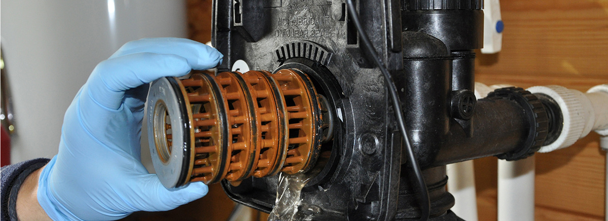 Наш специалист обслуживает систему водоочистки и консультирует клиента