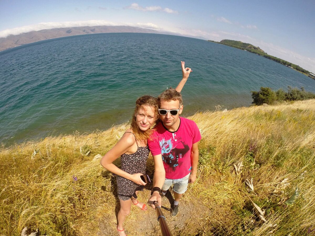 От сервиса можно уехать. Но места будут дикие. Ира и Дима вдали от пляжей озера Севан.
